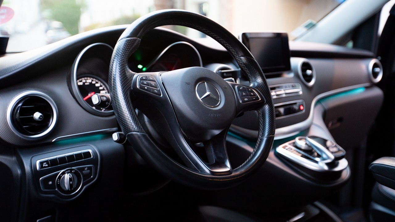 Mercedes VIP transfer aracının sürücü kabini